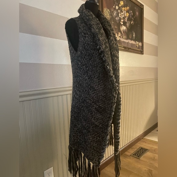 Escio Sleeveless Sweater Vest Small – Mixed Neutral Tone Knit with Fringe - Picture 12 of 13